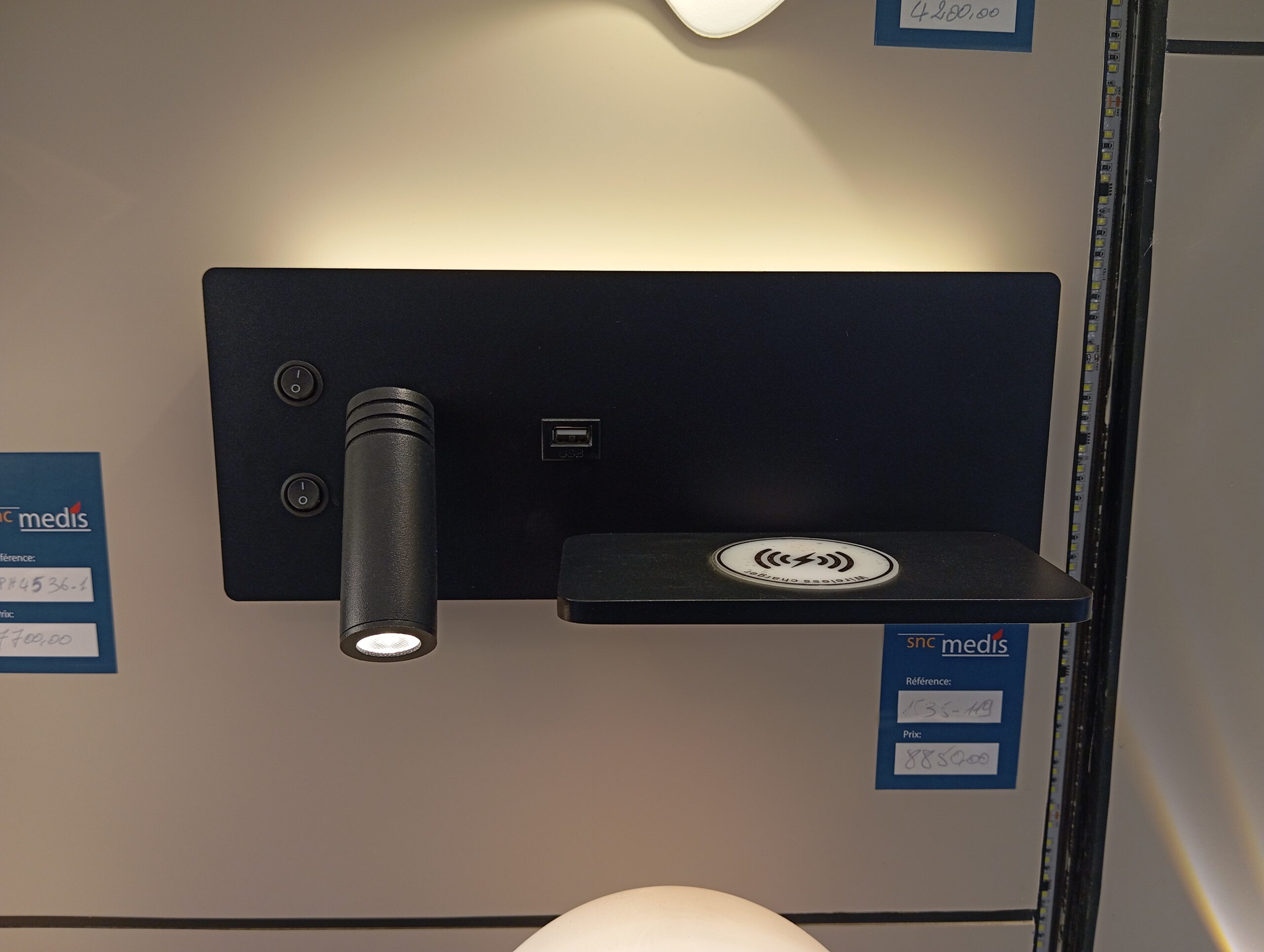 Applique Murale USB et Chargeur Sans Fil Plus Projecteur NOIR